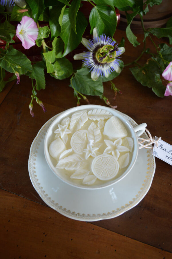 Bougie parfumée dans une tasse chinée : décors agrumes et végétaux – Image 3