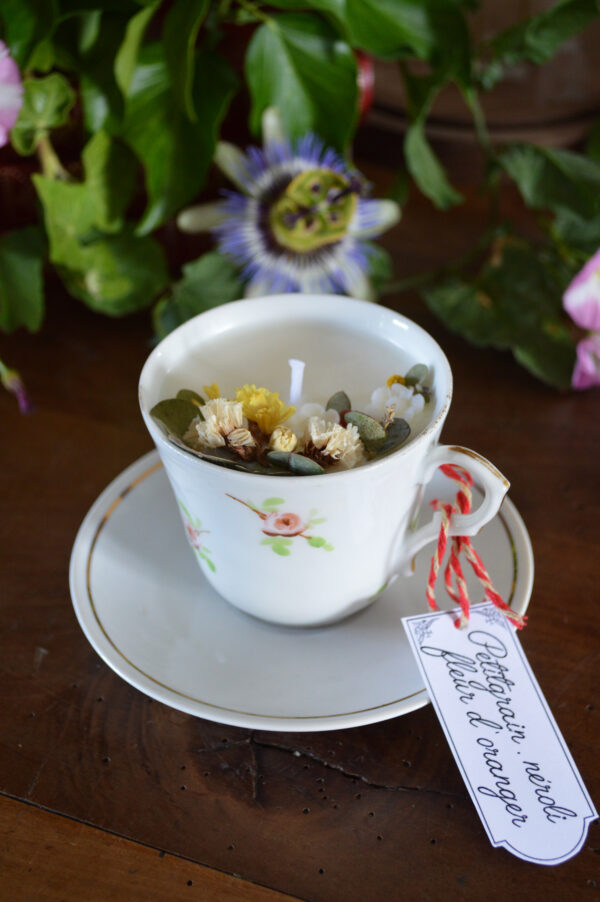 Bougie parfumée dans une tasse chinée : décors floral et parfum d'agrumes – Image 3