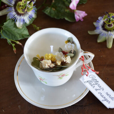 Bougie parfumée dans une tasse chinée : décors floral et parfum d'agrumes