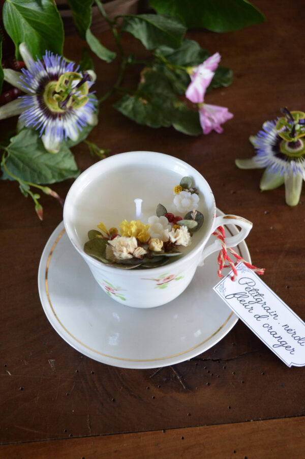 Bougie parfumée dans une tasse chinée : décors floral et parfum d'agrumes