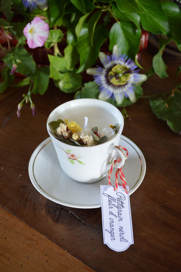 Bougie parfumée dans une tasse chinée : décors floral et parfum d'agrumes – Image 2