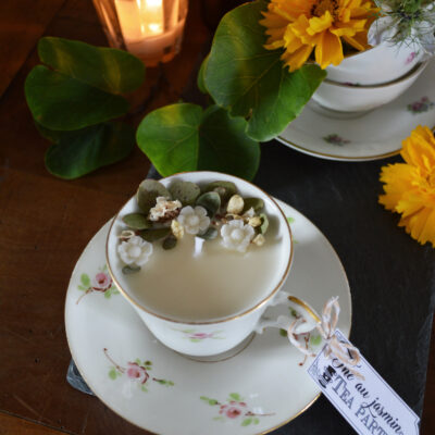 Bougie parfumée dans une tasse chinée : Tea Party, décors en cire et fleurs séchées