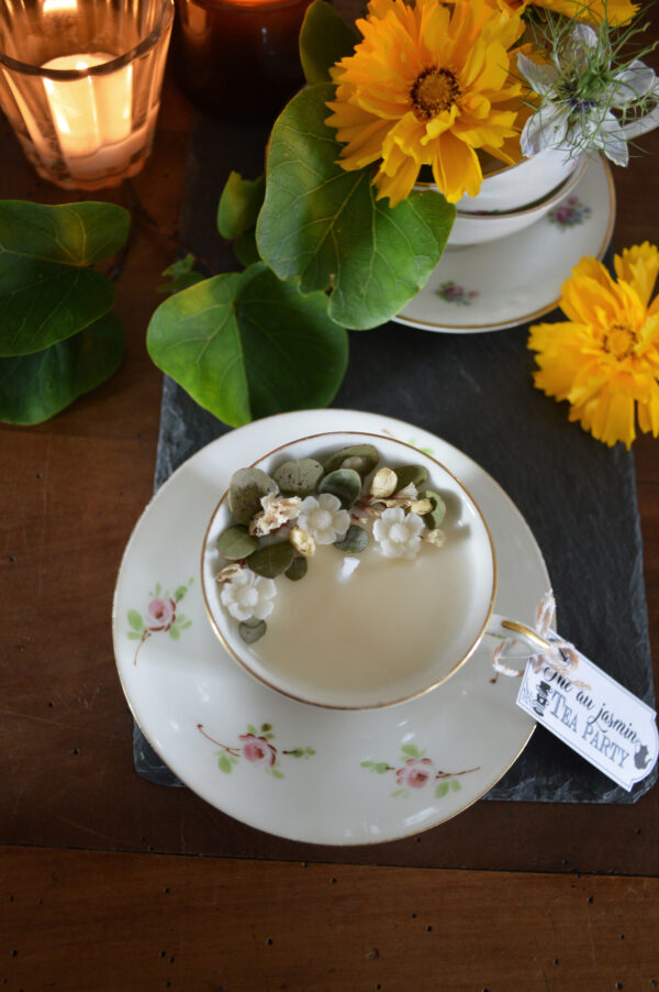Bougie parfumée dans une tasse chinée : Tea Party, décors en cire et fleurs séchées – Image 2