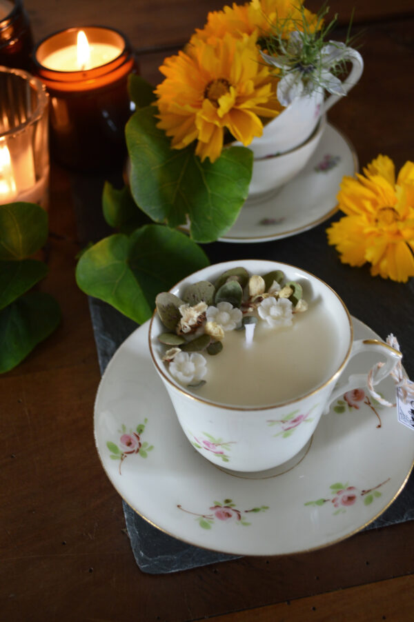 Bougie parfumée dans une tasse chinée : Tea Party, décors en cire et fleurs séchées – Image 3