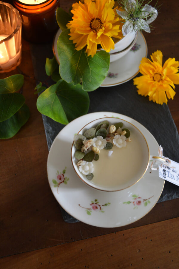 Bougie parfumée dans une tasse chinée : Tea Party, décors en cire et fleurs séchées – Image 4
