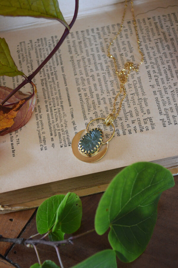 Pendentif Séléné, cyanite verte gravée
