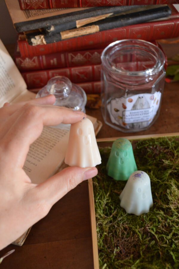 Fondants parfumés dans une bonbonnière, Essences fantomatiques