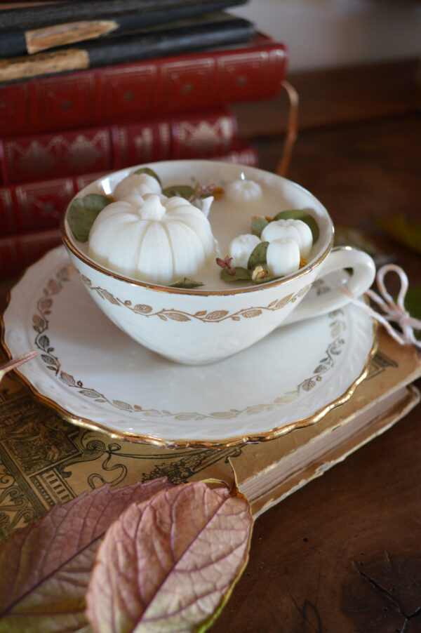 Bougie parfumée dans une tasse chinée : Pumpkin patch, parfum gourmand – Image 3