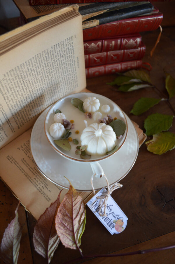 Bougie parfumée dans une tasse chinée : Pumpkin patch, parfum floral – Image 2