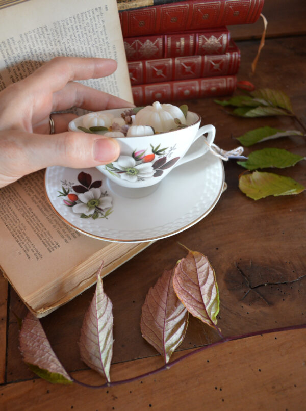 Bougie parfumée dans une tasse chinée : Pumpkin patch, parfum floral – Image 4