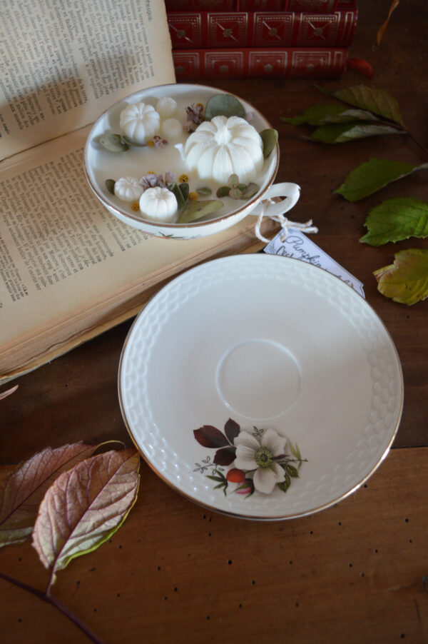 Bougie parfumée dans une tasse chinée : Pumpkin patch, parfum floral – Image 3