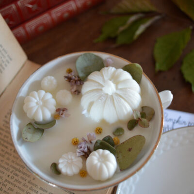 Bougie parfumée dans une tasse chinée : Pumpkin patch, parfum floral