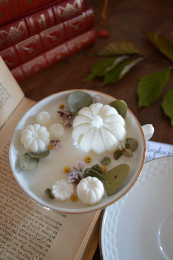 Bougie parfumée dans une tasse chinée : Pumpkin patch, parfum floral