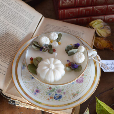 Bougie parfumée dans une tasse chinée : Pumpkin patch, parfum floral