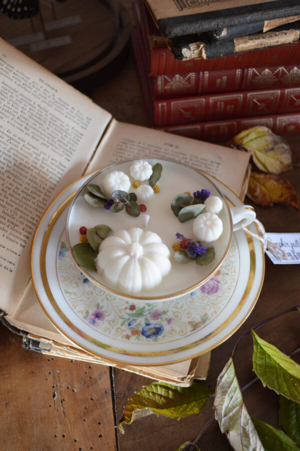 Bougie parfumée dans une tasse chinée : Pumpkin patch, parfum floral
