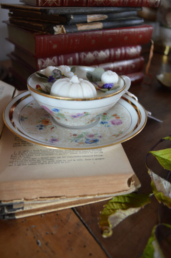 Bougie parfumée dans une tasse chinée : Pumpkin patch, parfum floral – Image 3