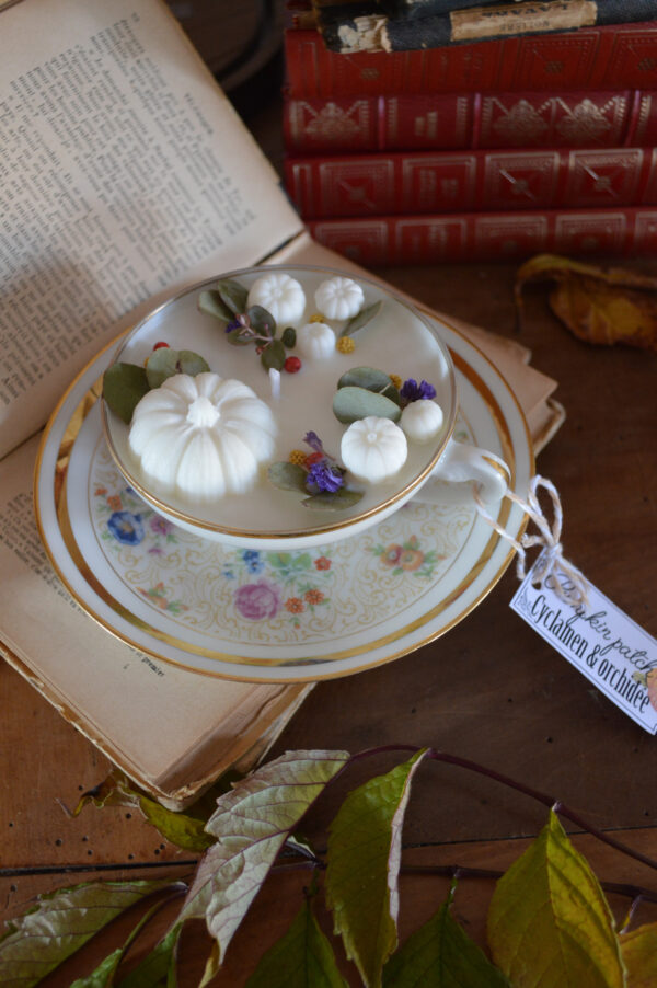 Bougie parfumée dans une tasse chinée : Pumpkin patch, parfum floral – Image 2