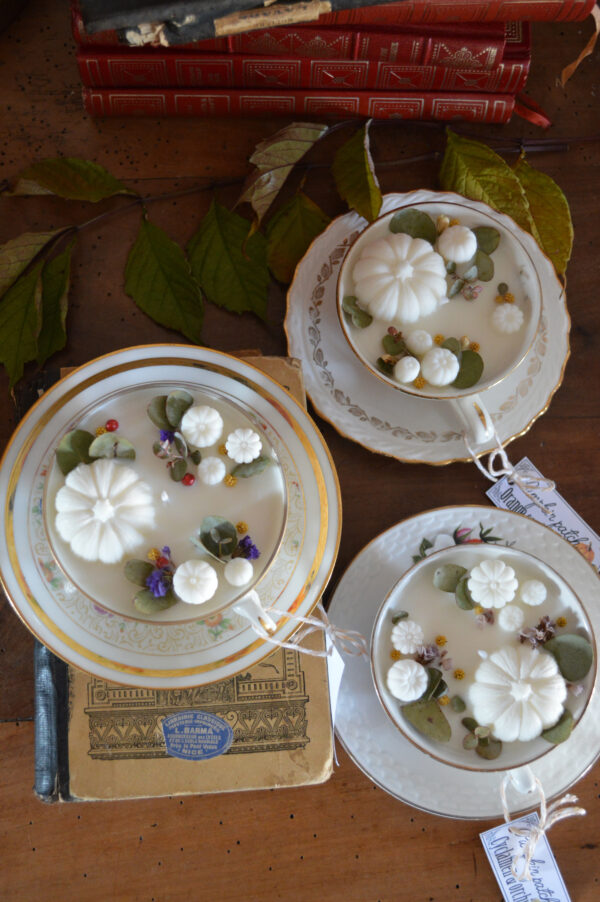 Bougie parfumée dans une tasse chinée : Pumpkin patch, parfum gourmand – Image 4