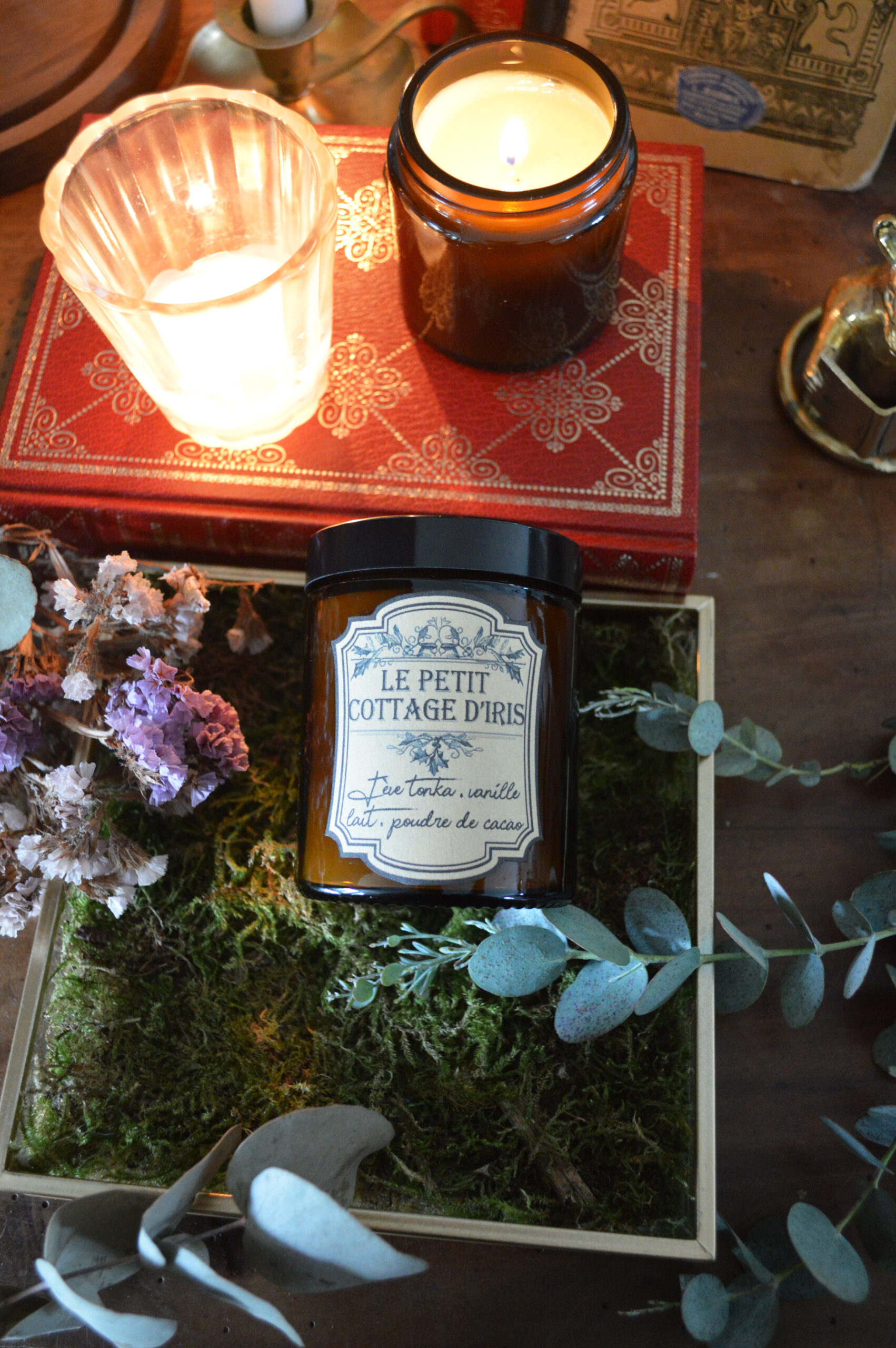 Bougie parfumée dans un pot apothicaire ambré, Le petit cottage d'Iris – Image 2