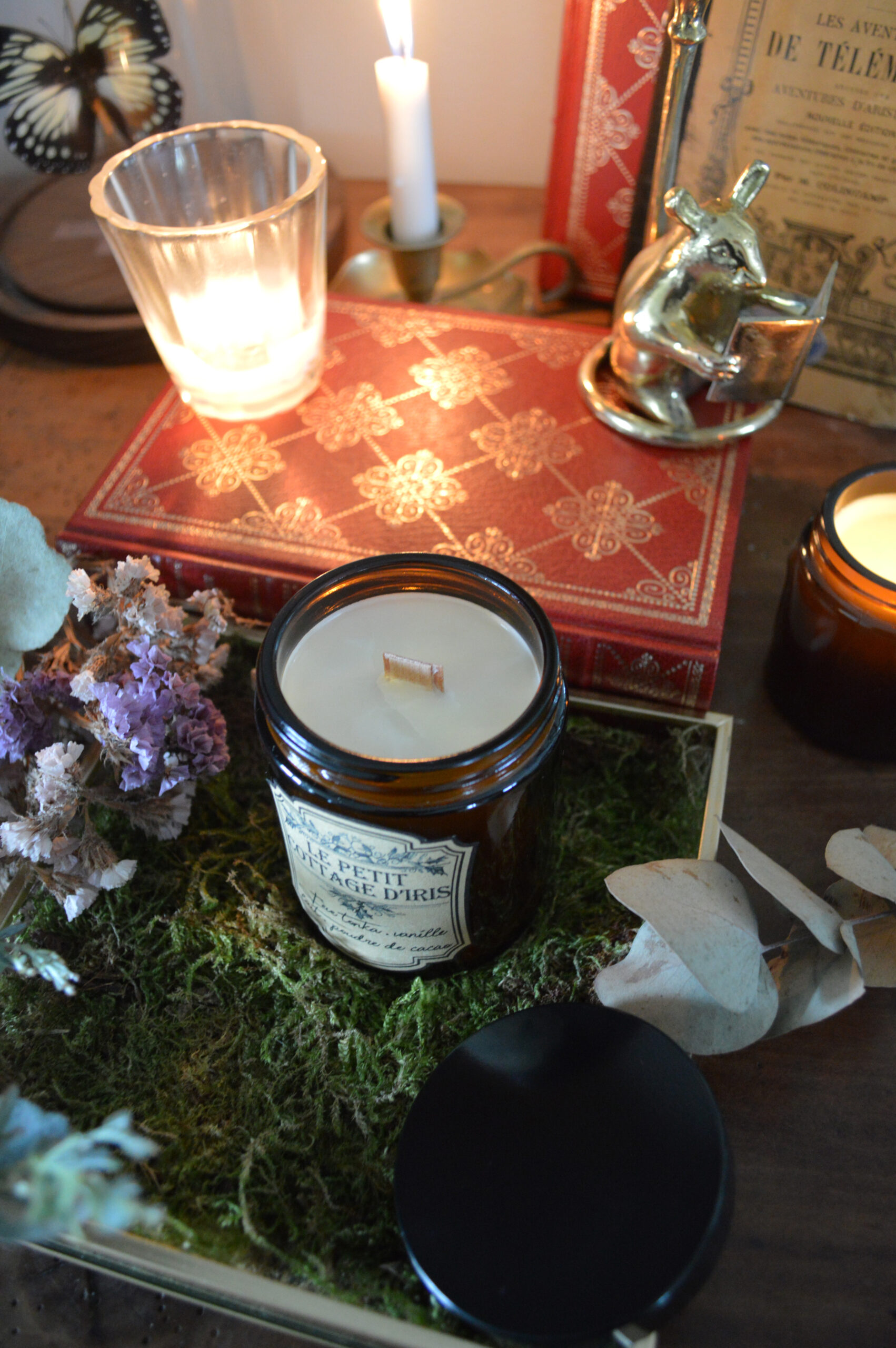 Bougie parfumée dans un pot apothicaire ambré, Le petit cottage d'Iris – Image 3