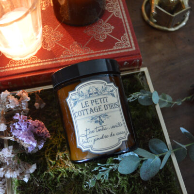 Bougie parfumée dans un pot apothicaire ambré, Le petit cottage d'Iris