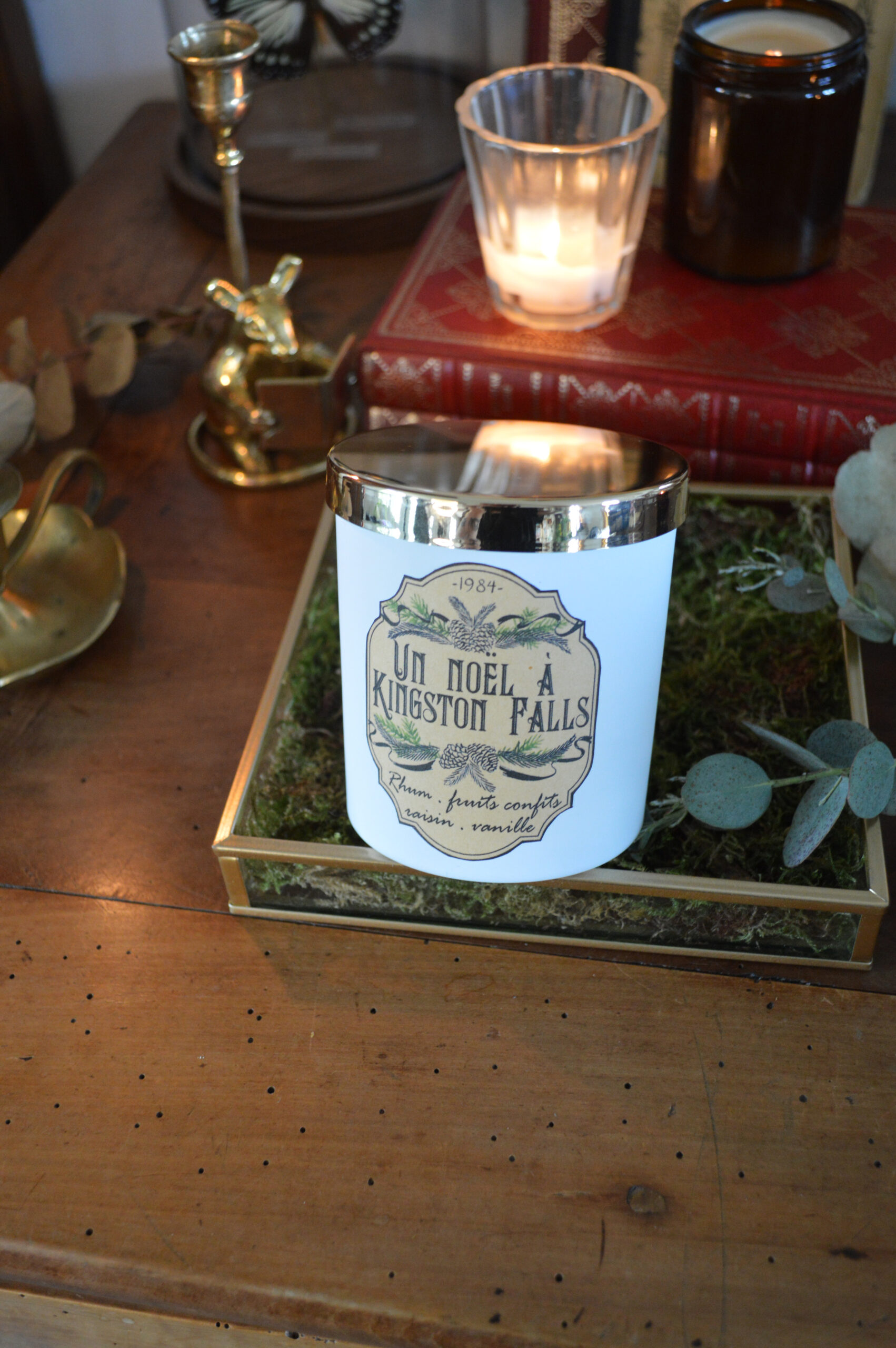 Bougie parfumée dans un pot blanc et or, Un Noël à Kingston Falls – Image 3