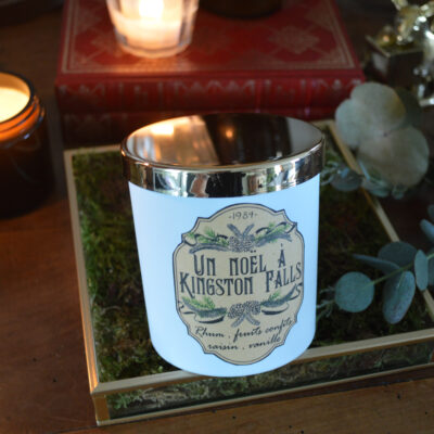 Bougie parfumée dans un pot blanc et or, Un Noël à Kingston Falls
