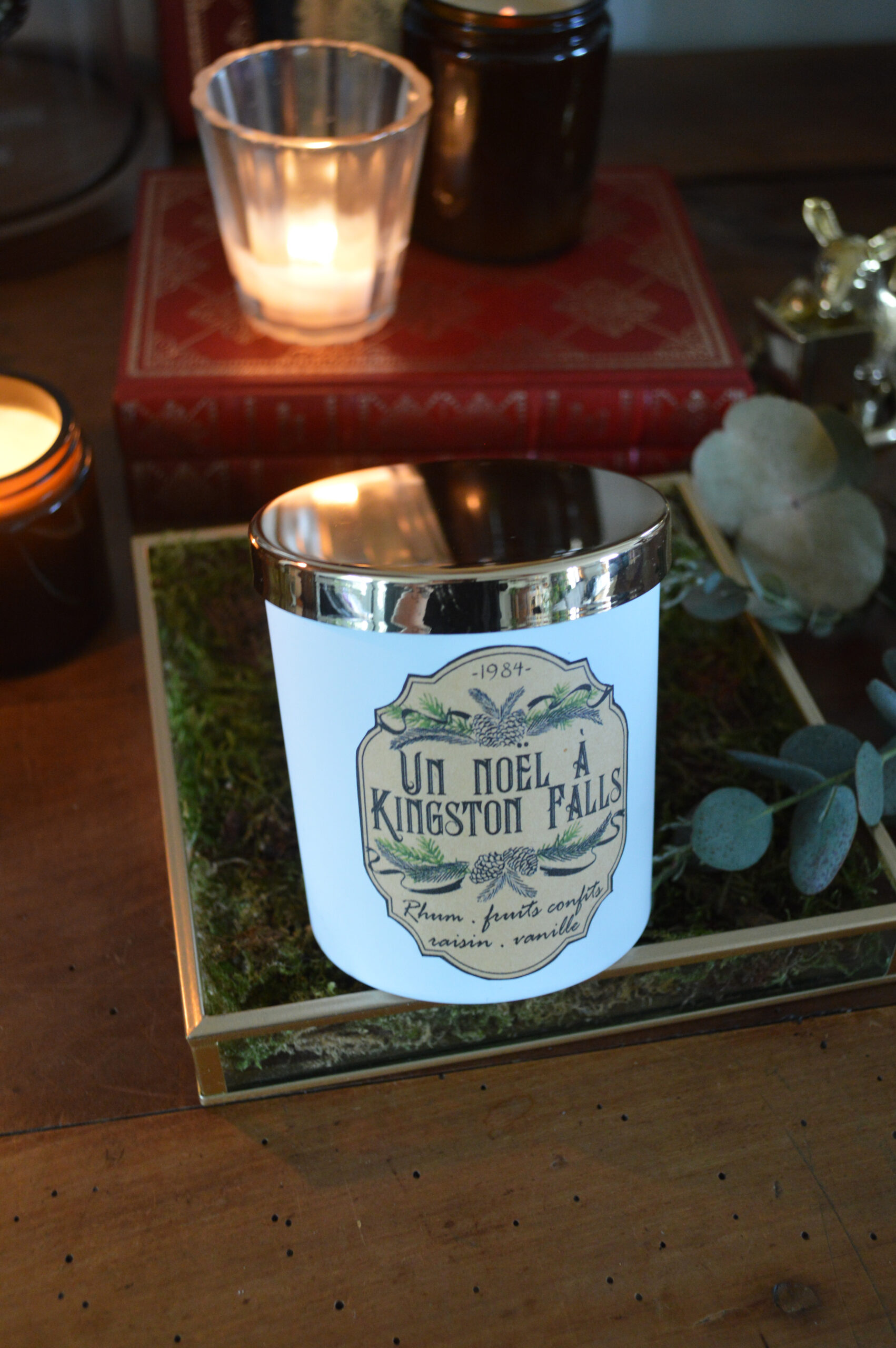 Bougie parfumée dans un pot blanc et or, Un Noël à Kingston Falls