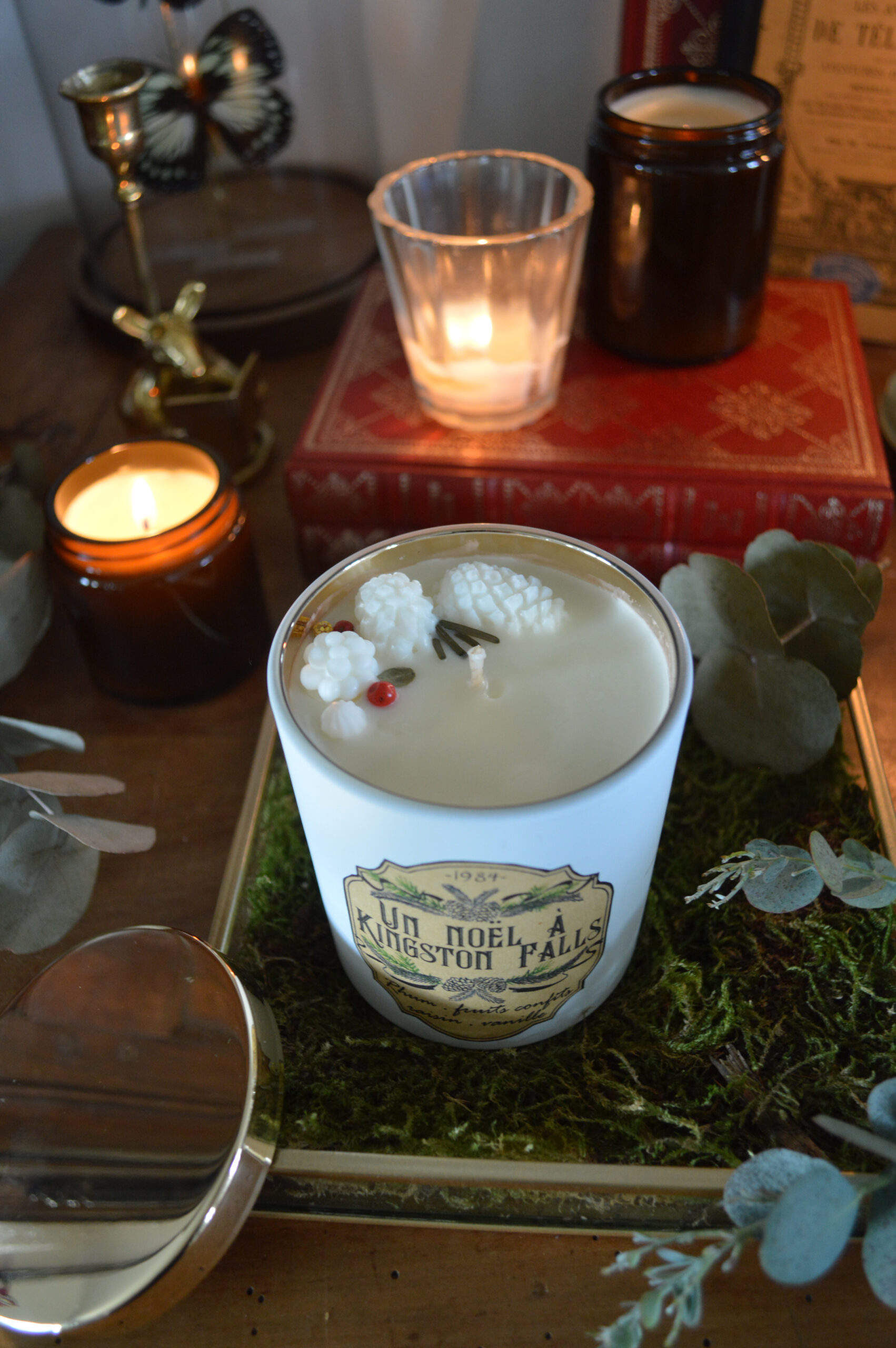 Bougie parfumée dans un pot blanc et or, Un Noël à Kingston Falls – Image 4