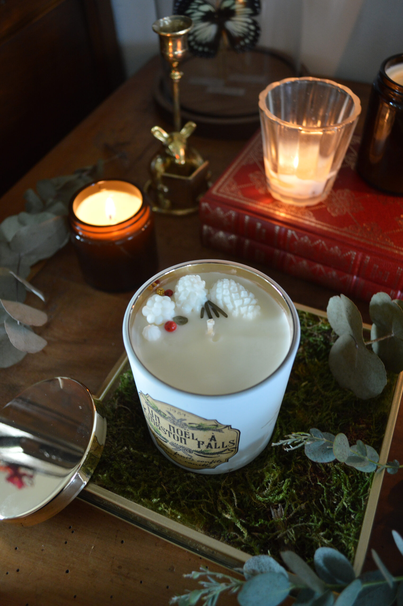 Bougie parfumée dans un pot blanc et or, Un Noël à Kingston Falls – Image 5