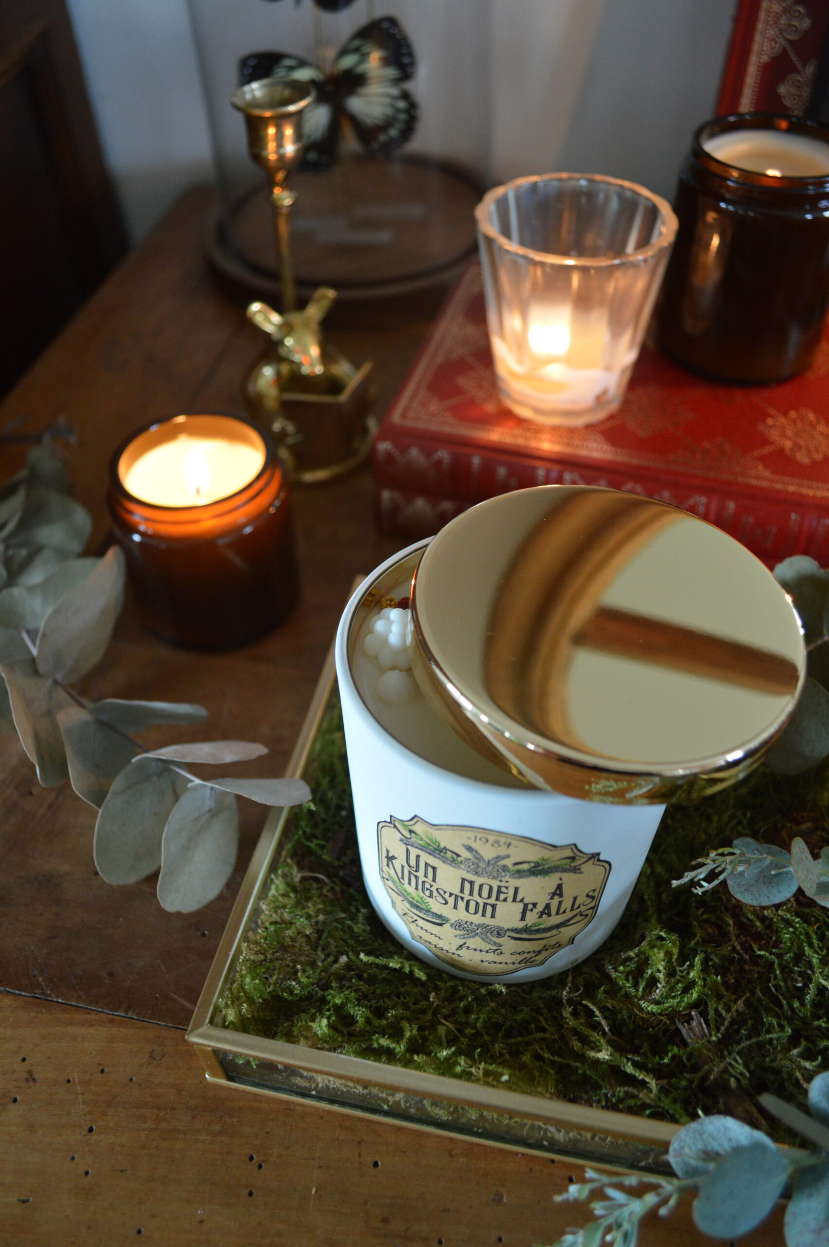 Bougie parfumée dans un pot blanc et or, Un Noël à Kingston Falls – Image 2