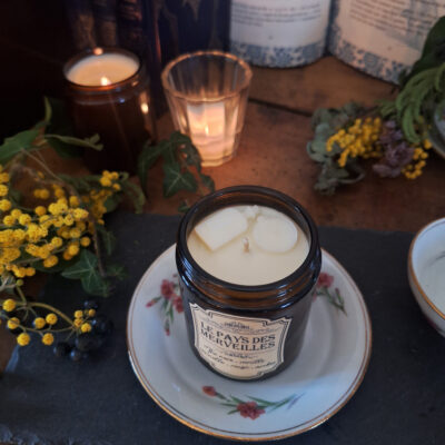 Bougie parfumée dans un pot apothicaire ambré, Le Pays des Merveilles