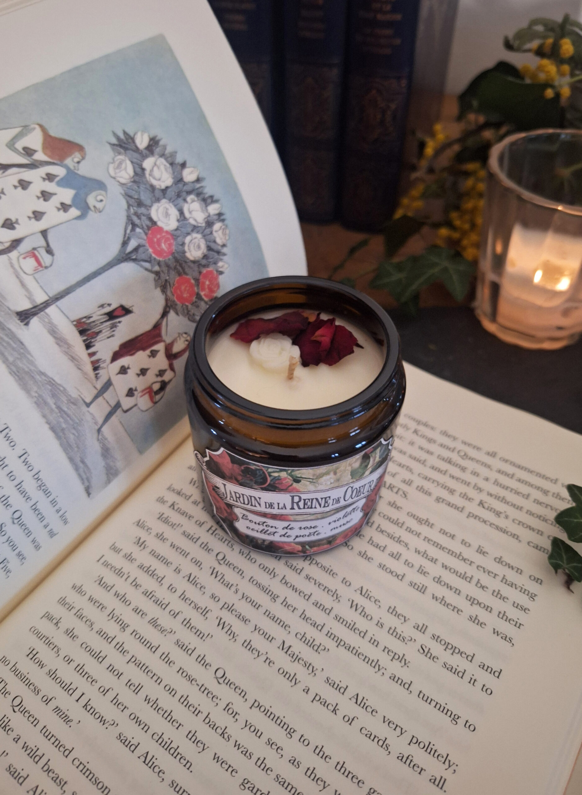 Bougie parfumée dans un pot ambré, Jardin de la Reine de Cœur – Image 3