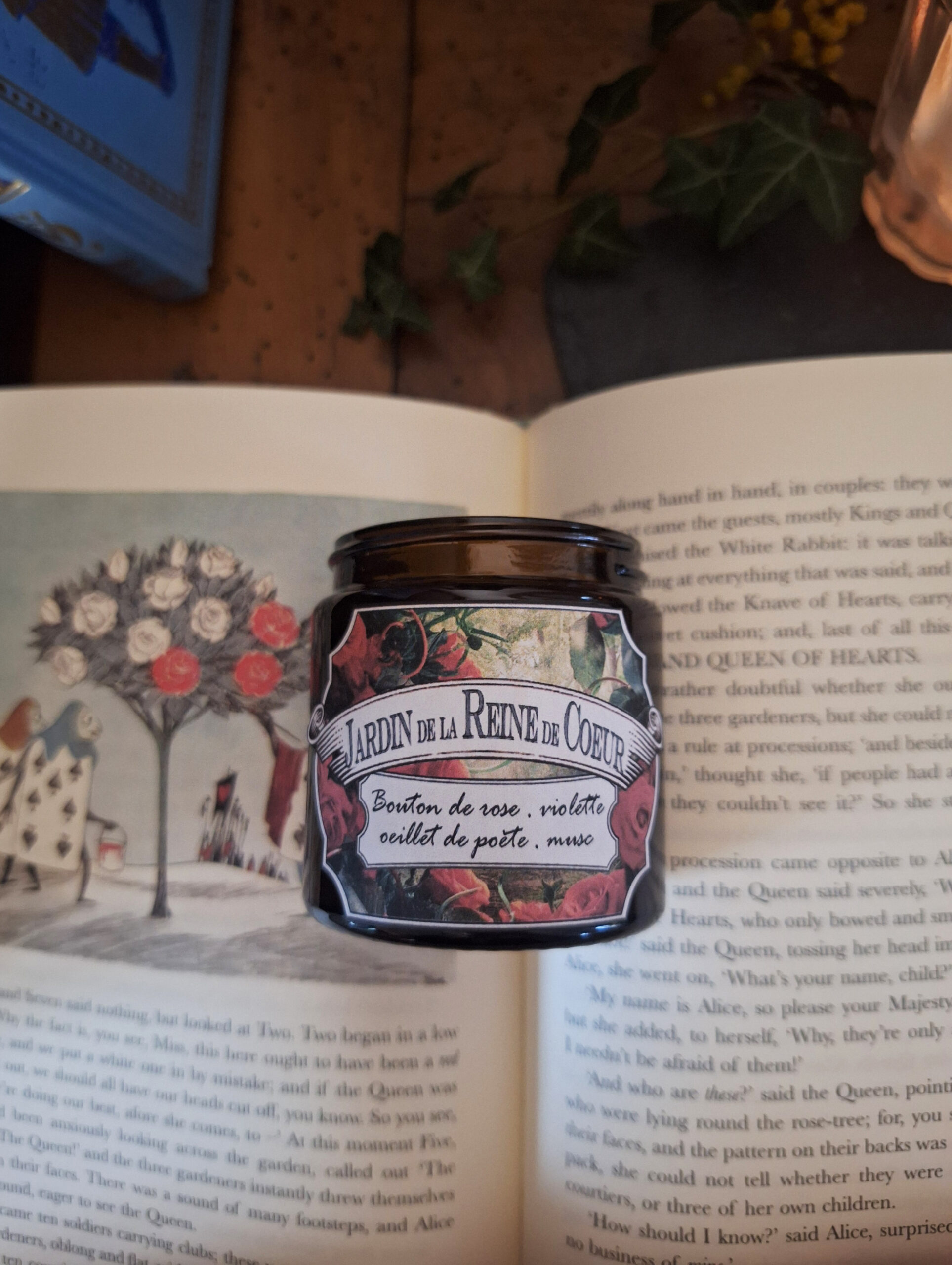 Bougie parfumée dans un pot ambré, Jardin de la Reine de Cœur