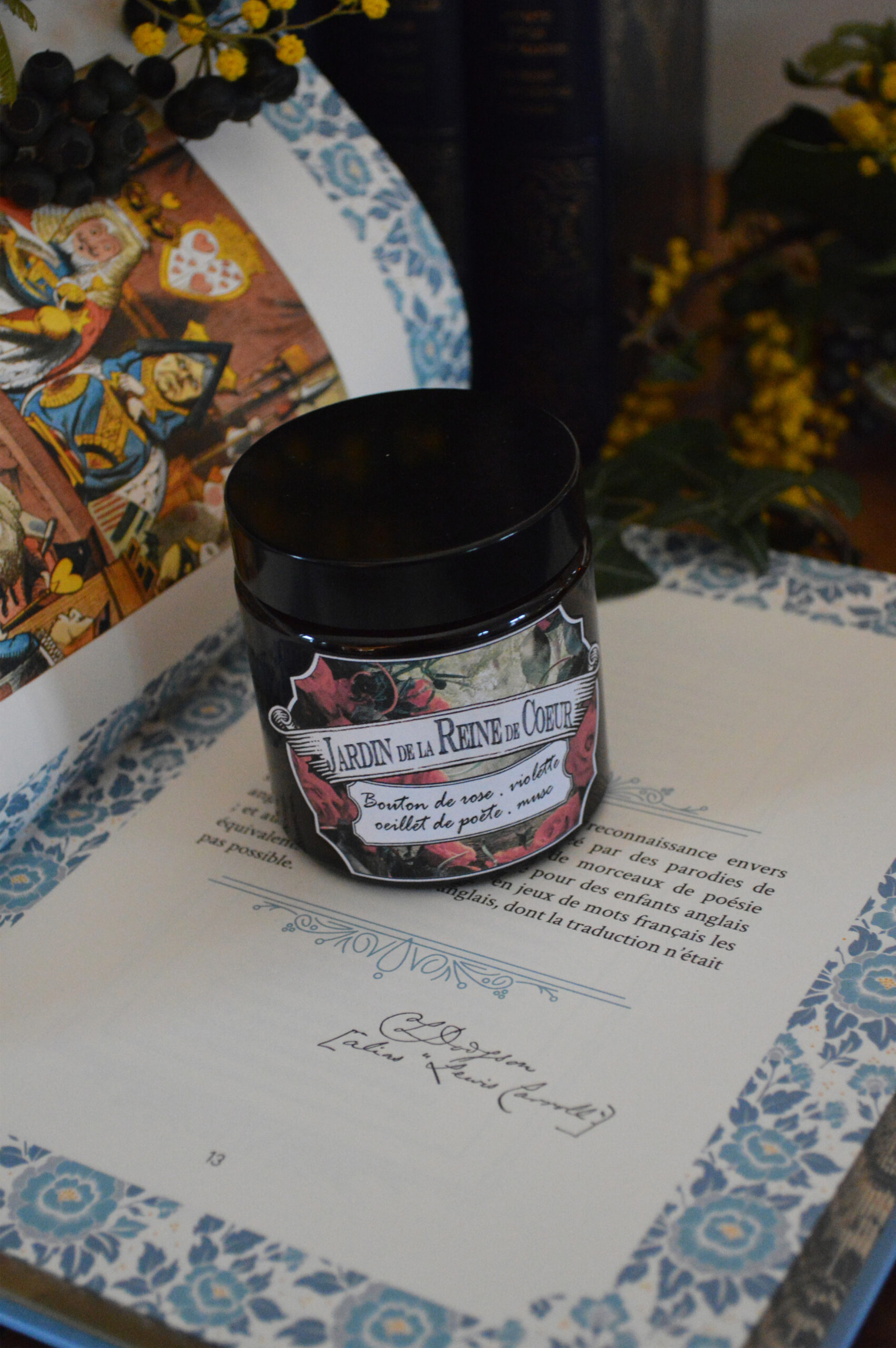 Bougie parfumée dans un pot ambré, Jardin de la Reine de Cœur – Image 4