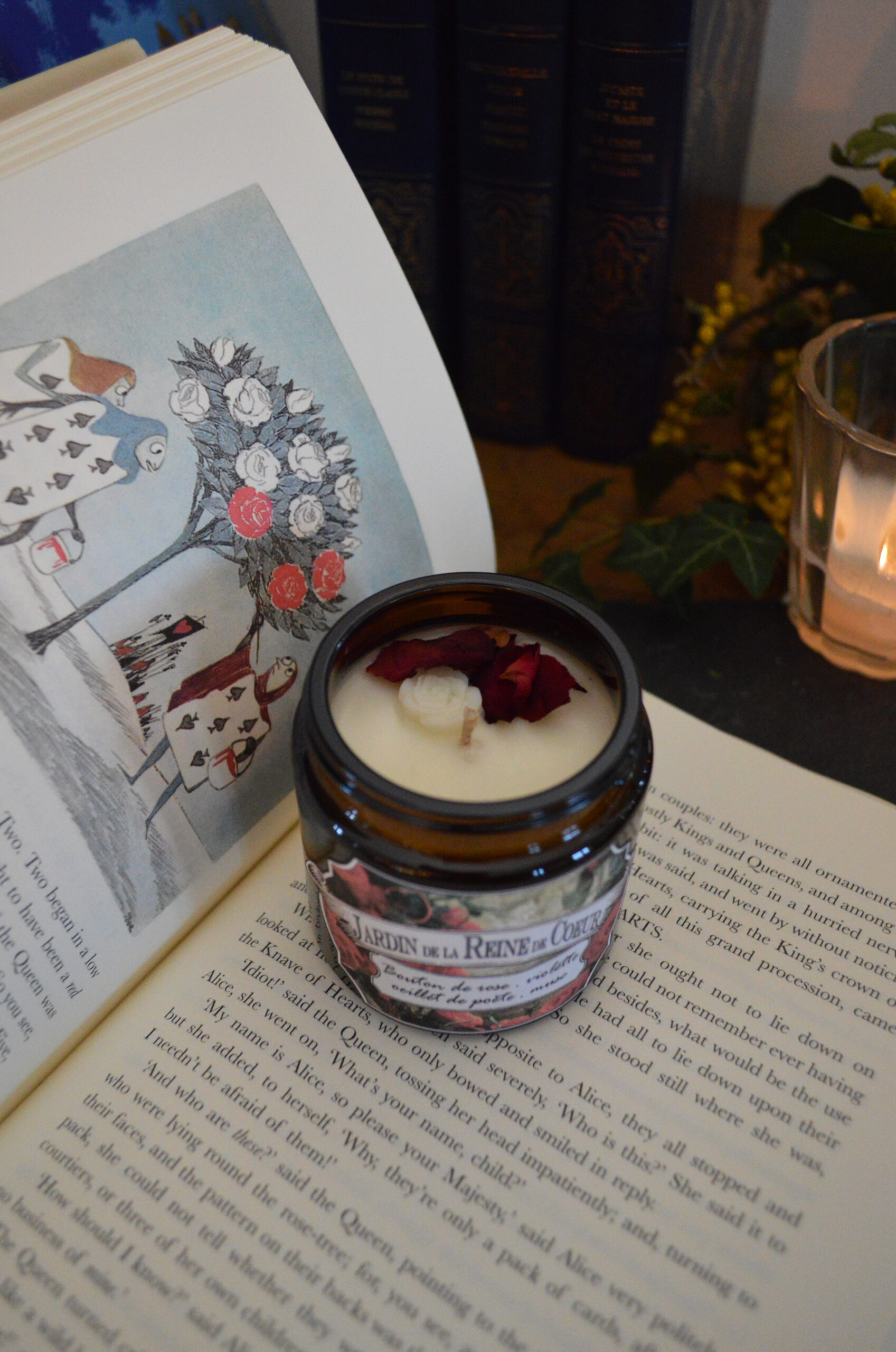 Bougie parfumée dans un pot ambré, Jardin de la Reine de Cœur – Image 2