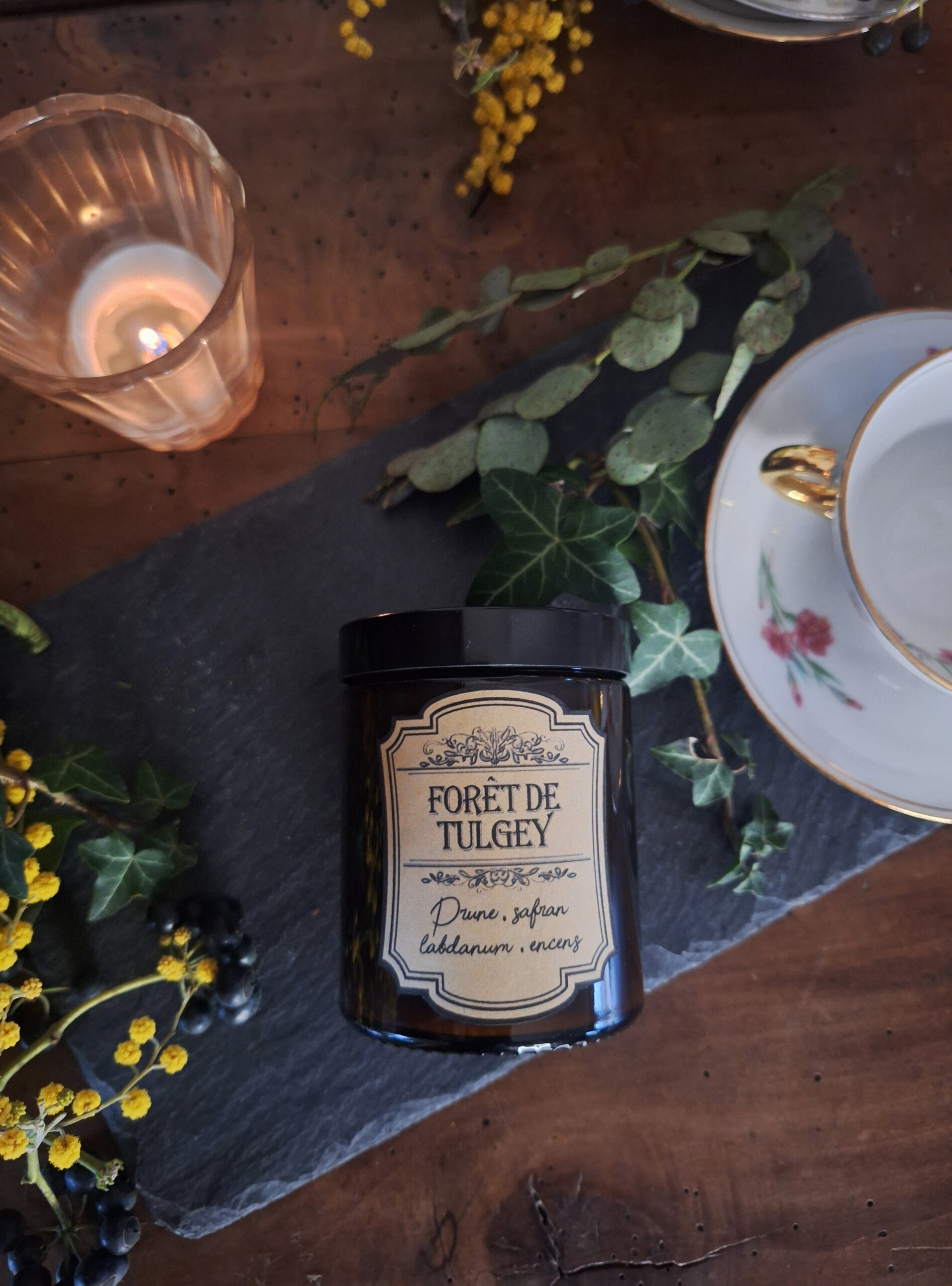 Bougie parfumée dans un pot apothicaire ambré, Forêt de Tulgey – Image 2