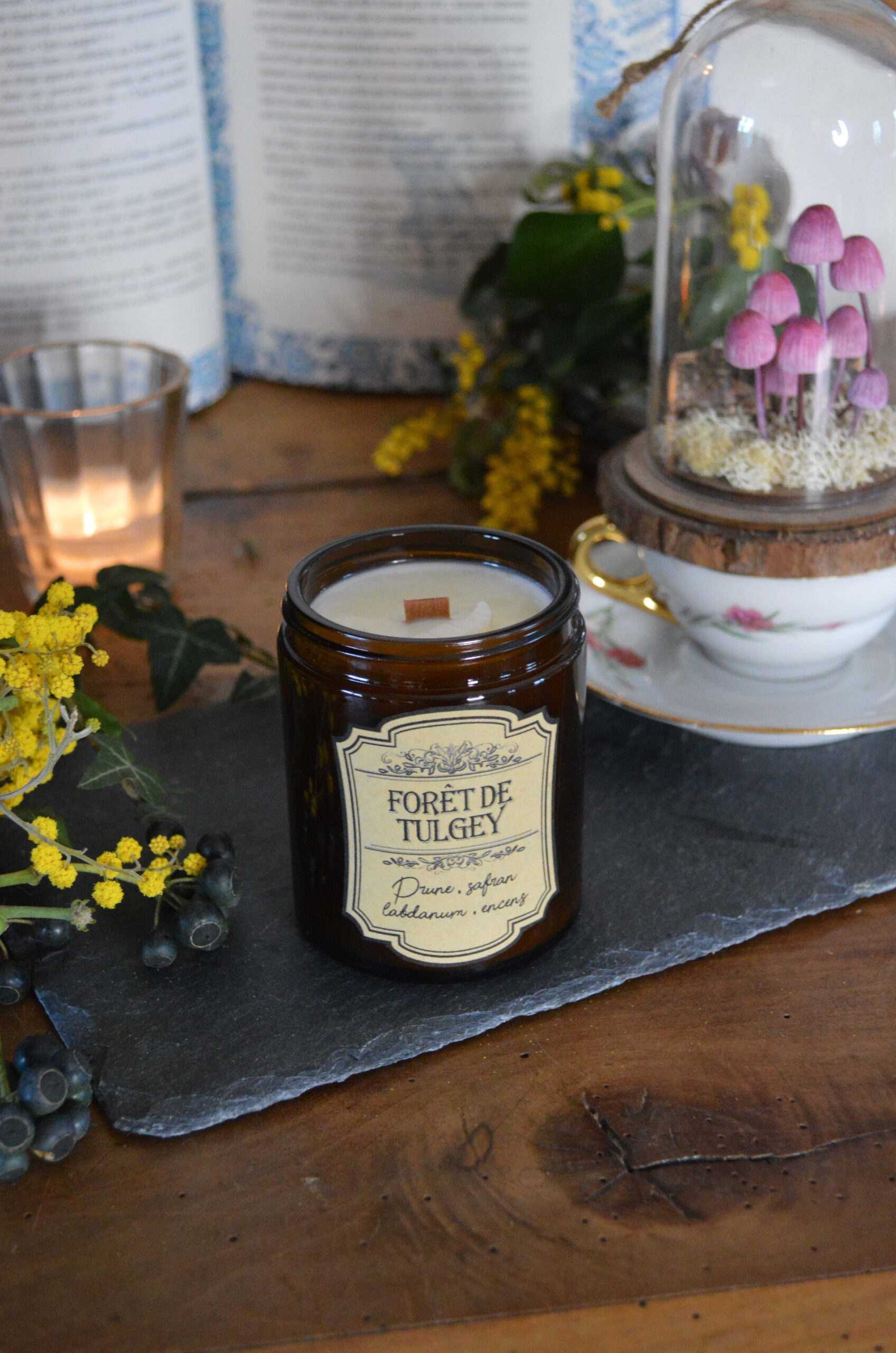 Bougie parfumée dans un pot apothicaire ambré, Forêt de Tulgey – Image 3
