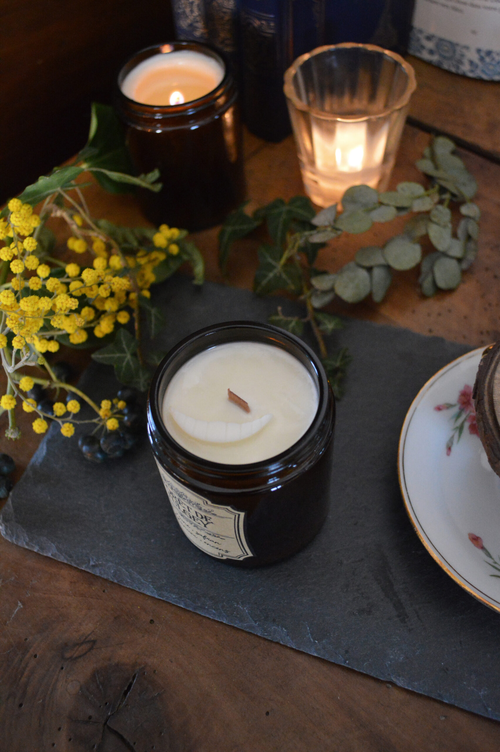 Bougie parfumée dans un pot apothicaire ambré, Forêt de Tulgey – Image 4
