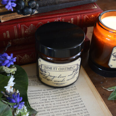 Bougie parfumée dans un pot ambré, Crème et châtiment