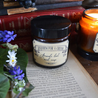 Bougie parfumée dans un pot ambré, Requiem for a cream