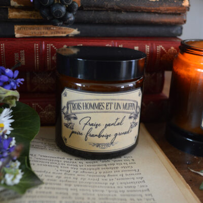 Bougie parfumée dans un pot ambré, Trois hommes et un muffin