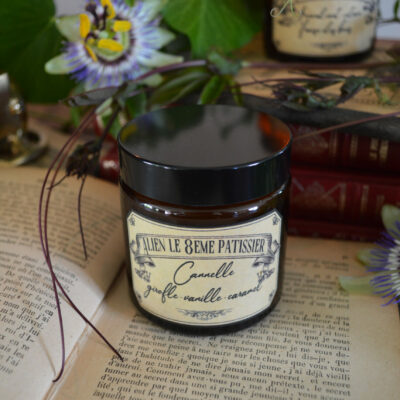 Bougie parfumée dans un pot ambré, Alien le 8ème pâtissier