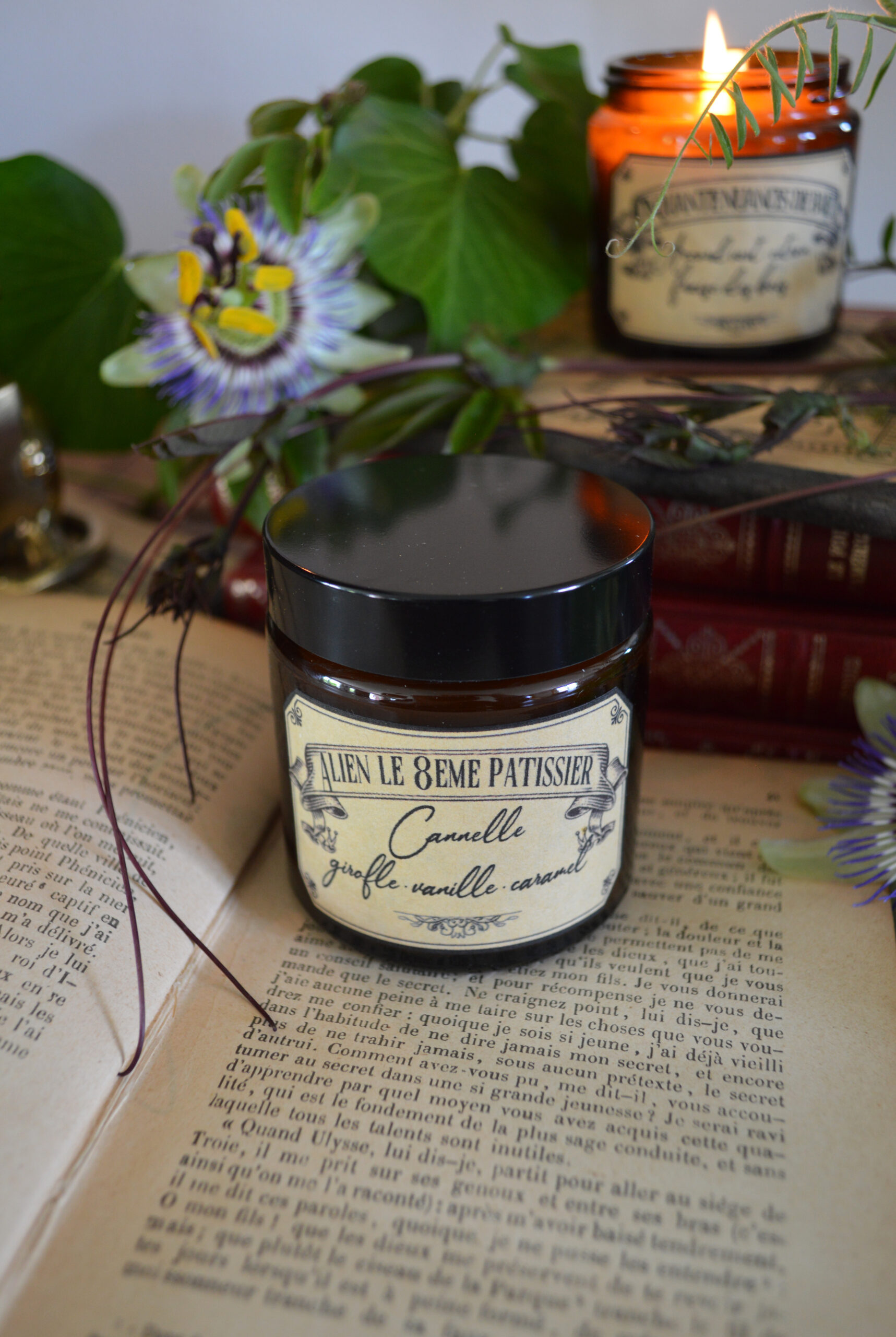 Bougie parfumée dans un pot ambré, Alien le 8ème pâtissier